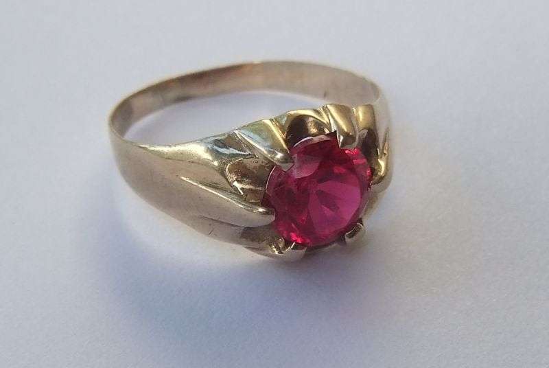 A FABULOUS VINTAGE 9CT GOLD RING SET WITH A REDDISH PINKISH FACETED STONE !! WOW !!