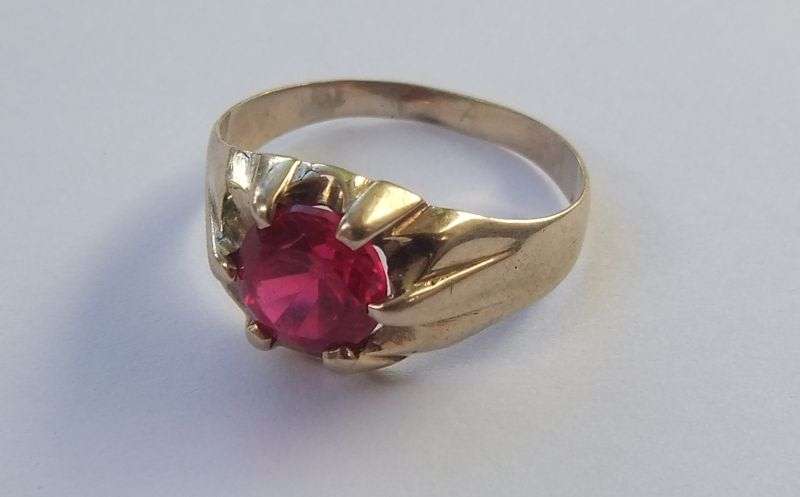 A FABULOUS VINTAGE 9CT GOLD RING SET WITH A REDDISH PINKISH FACETED STONE !! WOW !!