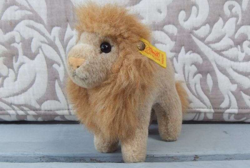 AN ADORABLE VINTAGE GENUINE STEIFF LION STUFFED ANIMAL WITH TAG IN EAR TRADEMARK ...AWESOME FIND !!