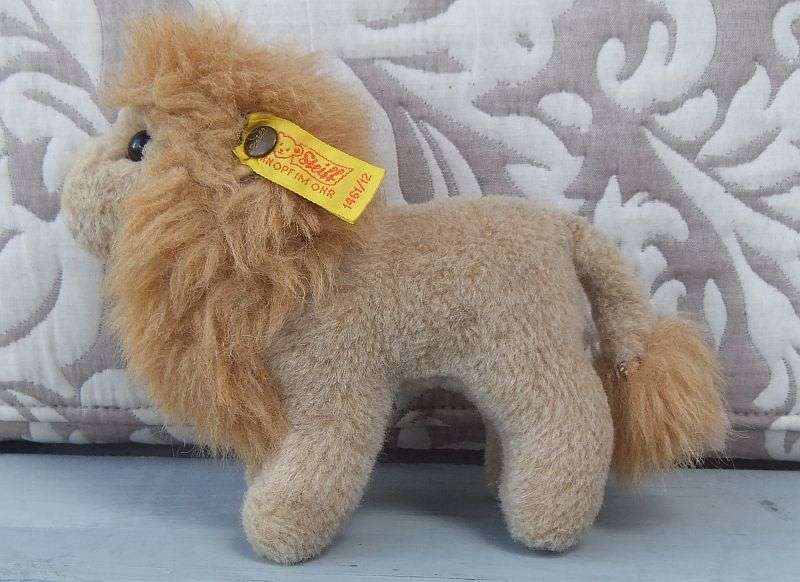 AN ADORABLE VINTAGE GENUINE STEIFF LION STUFFED ANIMAL WITH TAG IN EAR TRADEMARK ...AWESOME FIND !!