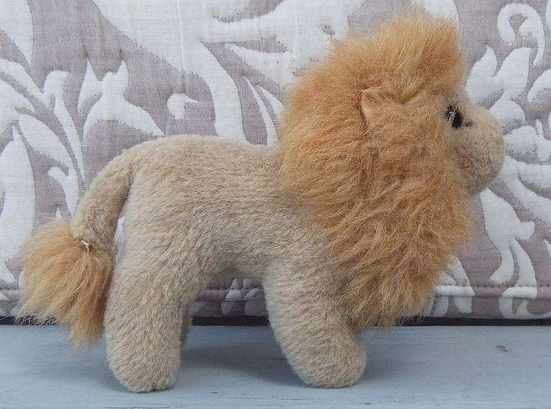 AN ADORABLE VINTAGE GENUINE STEIFF LION STUFFED ANIMAL WITH TAG IN EAR TRADEMARK ...AWESOME FIND !!