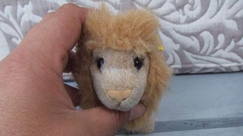 AN ADORABLE VINTAGE GENUINE STEIFF LION STUFFED ANIMAL WITH TAG IN EAR TRADEMARK ...AWESOME FIND !!