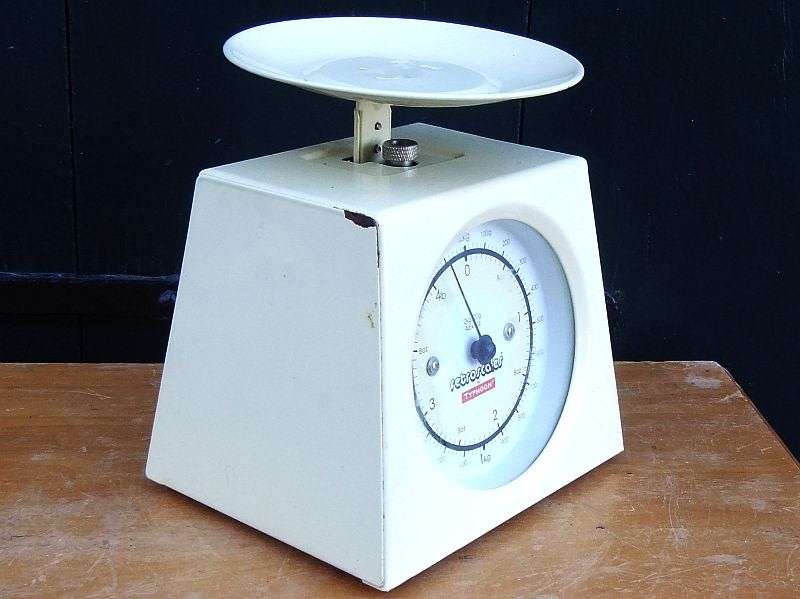 A TOTALLY COOL RETRO LOOKING KITCHEN SCALE IN 100% WORKING CONDITION BY TYPHOON !! GREAT PIECE !!