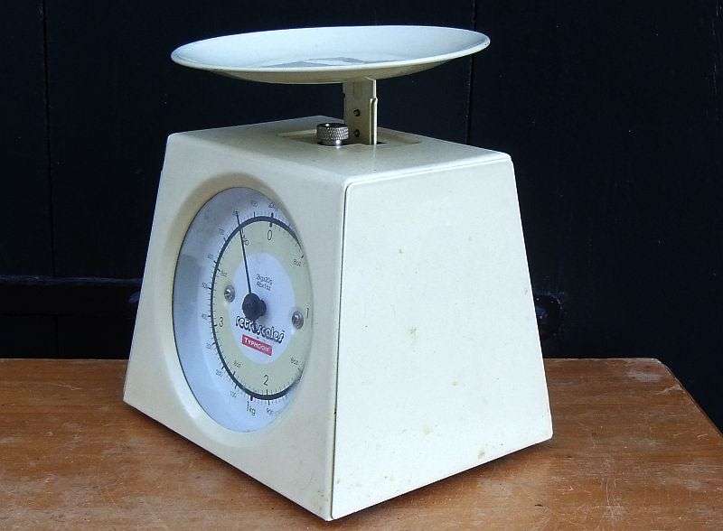 A TOTALLY COOL RETRO LOOKING KITCHEN SCALE IN 100% WORKING CONDITION BY TYPHOON !! GREAT PIECE !!
