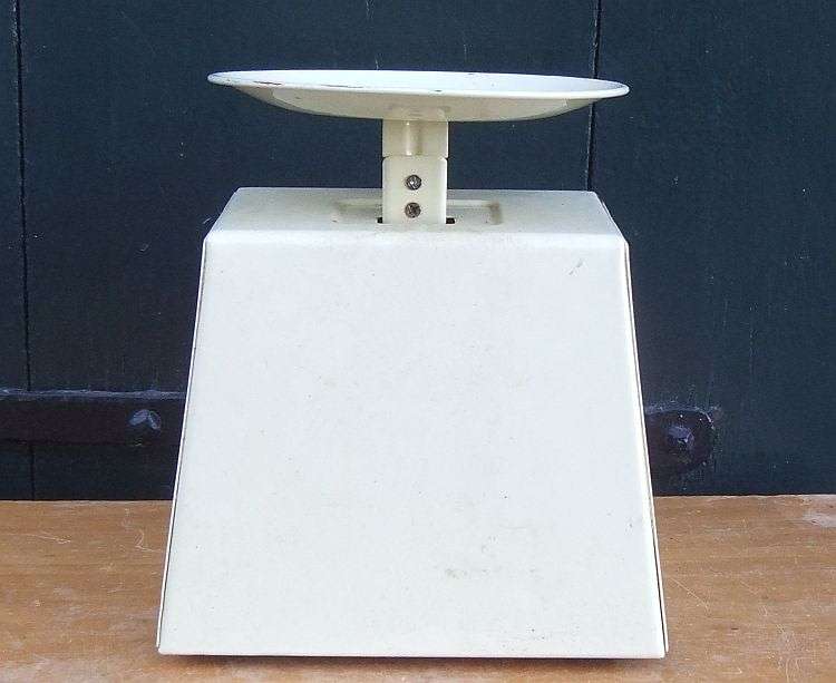 A TOTALLY COOL RETRO LOOKING KITCHEN SCALE IN 100% WORKING CONDITION BY TYPHOON !! GREAT PIECE !!