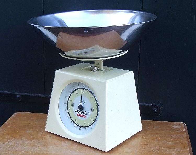 A TOTALLY COOL RETRO LOOKING KITCHEN SCALE IN 100% WORKING CONDITION BY TYPHOON !! GREAT PIECE !!
