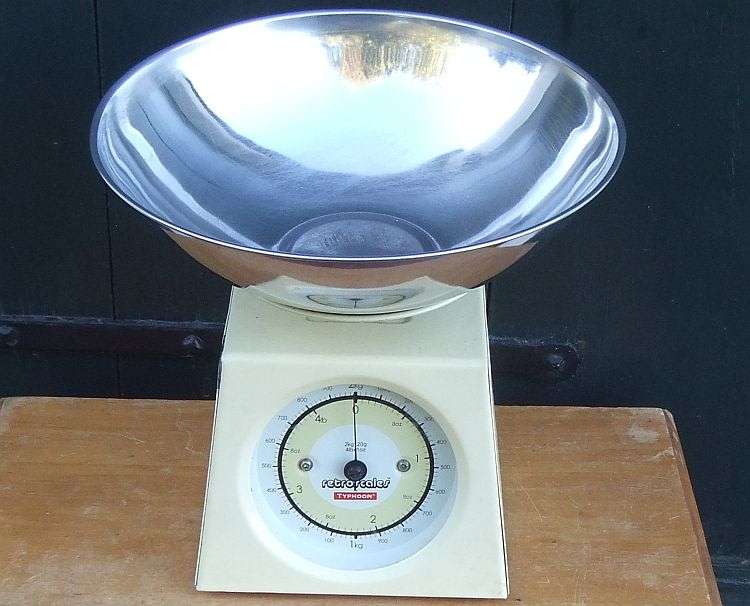 A TOTALLY COOL RETRO LOOKING KITCHEN SCALE IN 100% WORKING CONDITION BY TYPHOON !! GREAT PIECE !!