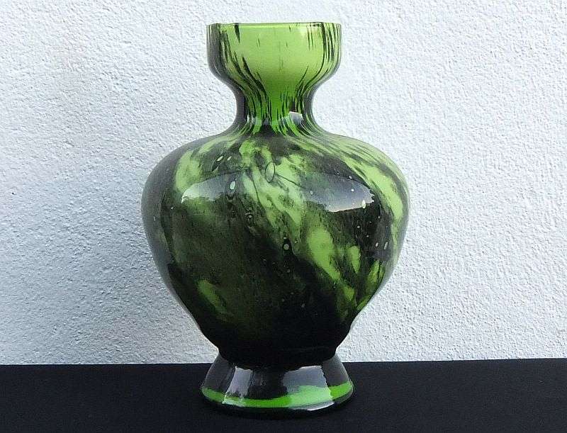 WOW !! WOW !! AN EYE CATCHING VINTAGE BEAUTIFULLY MADE GREEN & BLACK GLASS VASE !!