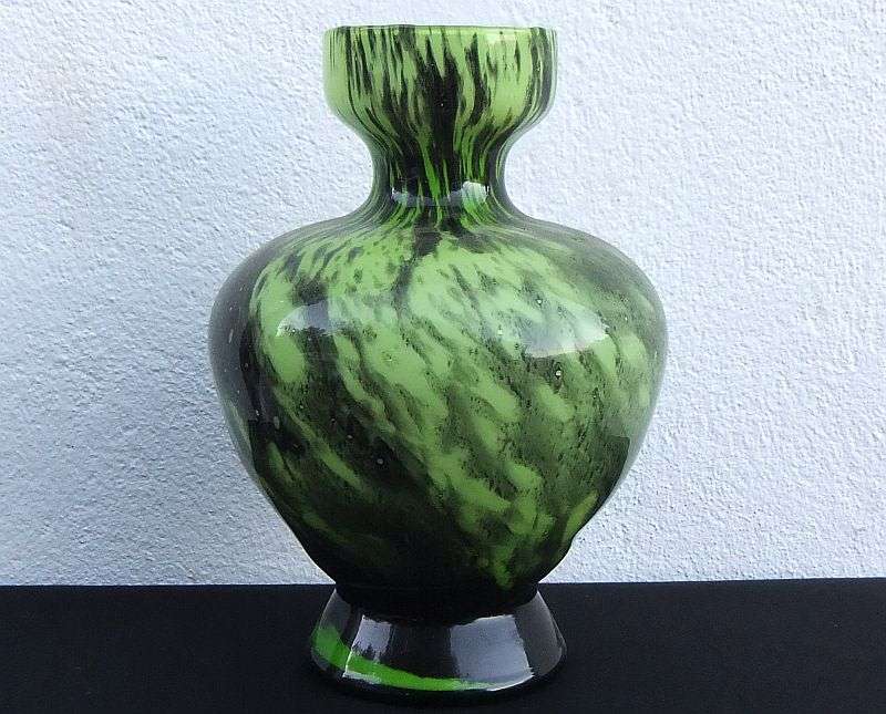 WOW !! WOW !! AN EYE CATCHING VINTAGE BEAUTIFULLY MADE GREEN & BLACK GLASS VASE !!