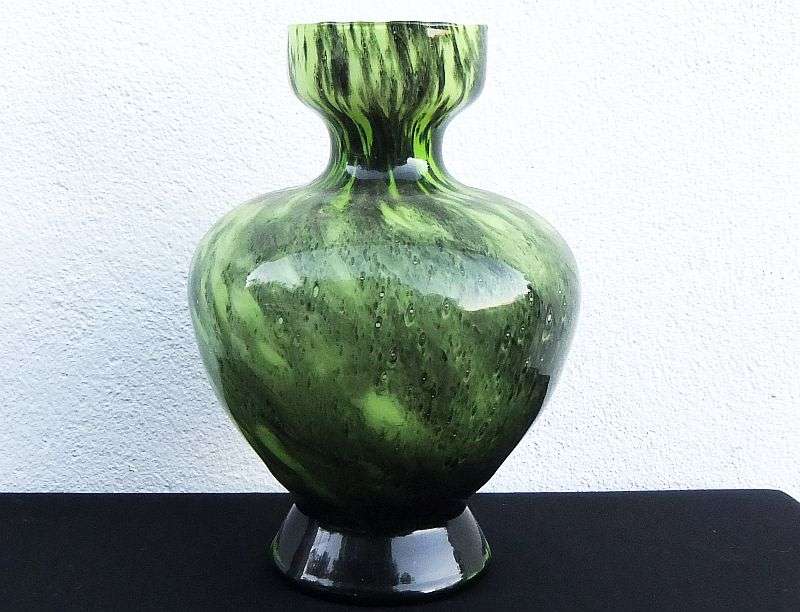 WOW !! WOW !! AN EYE CATCHING VINTAGE BEAUTIFULLY MADE GREEN & BLACK GLASS VASE !!