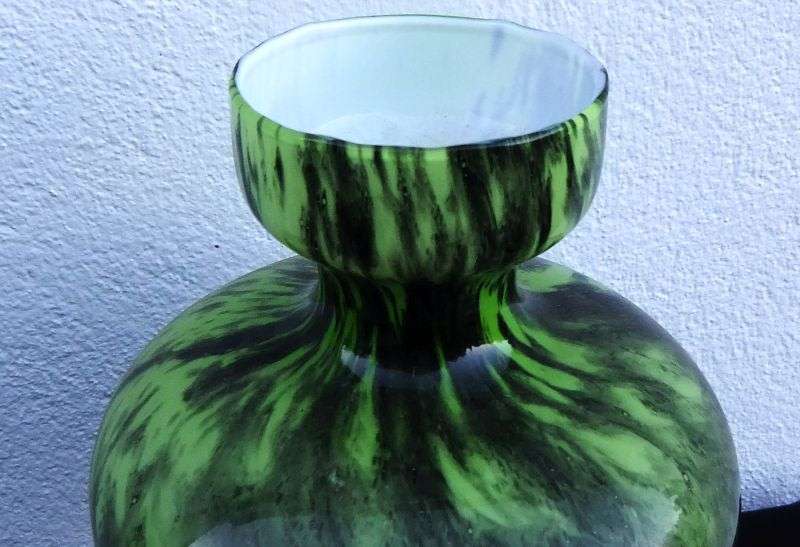 WOW !! WOW !! AN EYE CATCHING VINTAGE BEAUTIFULLY MADE GREEN & BLACK GLASS VASE !!
