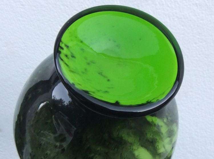 WOW !! WOW !! AN EYE CATCHING VINTAGE BEAUTIFULLY MADE GREEN & BLACK GLASS VASE !!