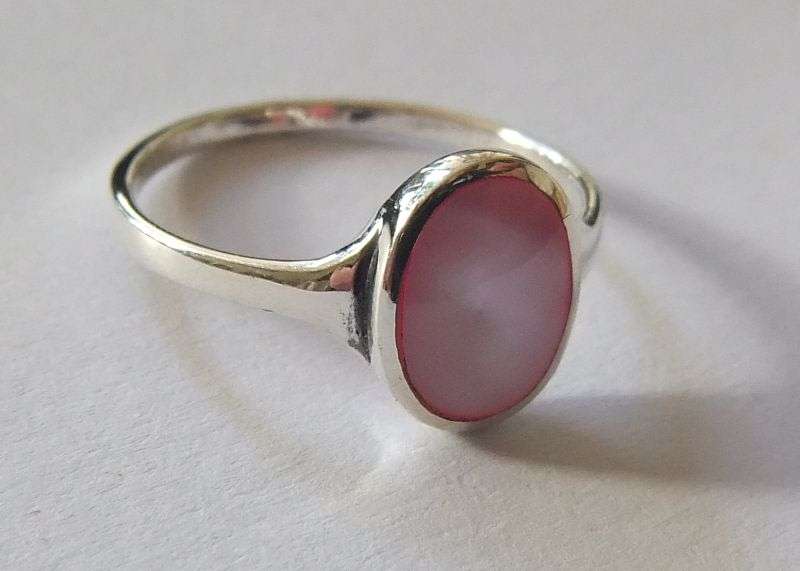 A Beautiful Solid Sterling Silver ring with a Pink Mother of Pearl look inset !! No Combining fees
