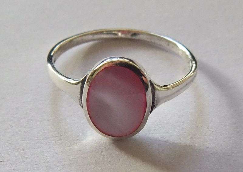A Beautiful Solid Sterling Silver ring with a Pink Mother of Pearl look inset !! No Combining fees