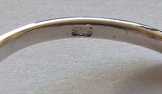 A Beautiful Solid Sterling Silver ring with a Pink Mother of Pearl look inset !! No Combining fees