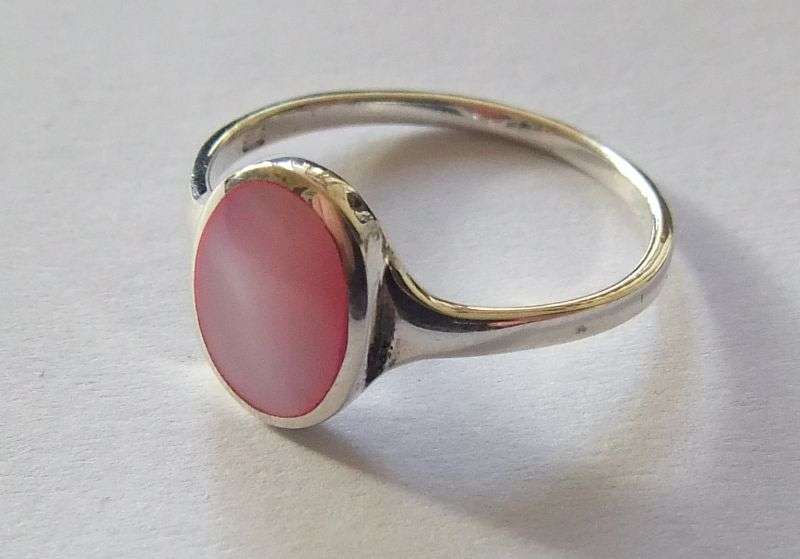 A Beautiful Solid Sterling Silver ring with a Pink Mother of Pearl look inset !! No Combining fees