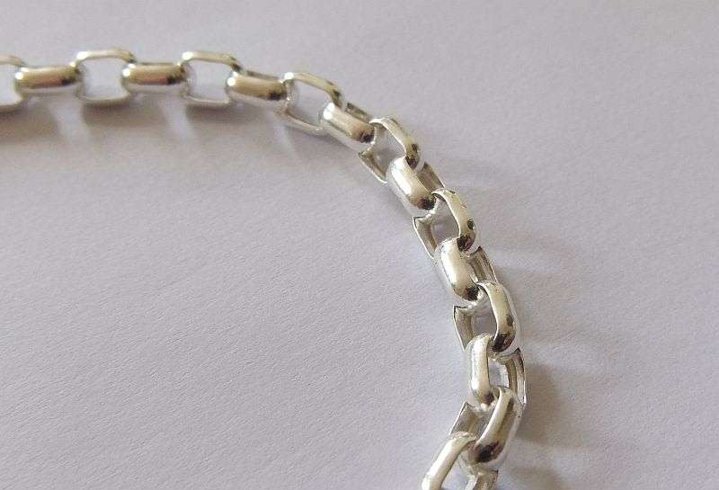 An Excellent Quality Solid Sterling Silver bracelet with Oval links and Signoretti clasp !! Stunning