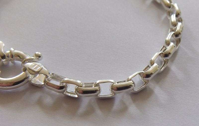 An Excellent Quality Solid Sterling Silver bracelet with Oval links and Signoretti clasp !! Stunning
