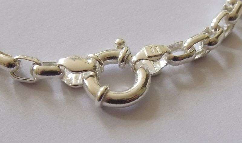An Excellent Quality Solid Sterling Silver bracelet with Oval links and Signoretti clasp !! Stunning