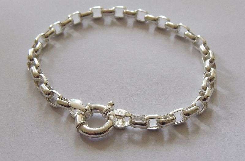 An Excellent Quality Solid Sterling Silver bracelet with Oval links and Signoretti clasp !! Stunning