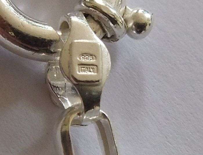 An Excellent Quality Solid Sterling Silver bracelet with Oval links and Signoretti clasp !! Stunning