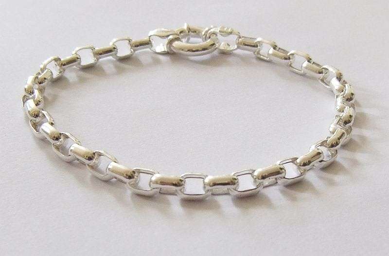 An Excellent Quality Solid Sterling Silver bracelet with Oval links and Signoretti clasp !! Stunning
