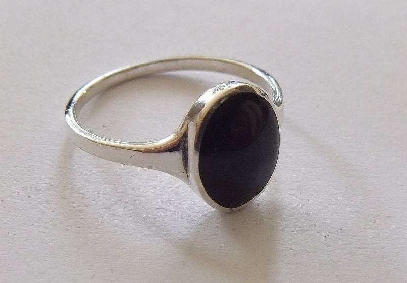 A stunning Solid Sterling Silver ring with an Eye catching Onyx look inset !! No Combining Fees !!