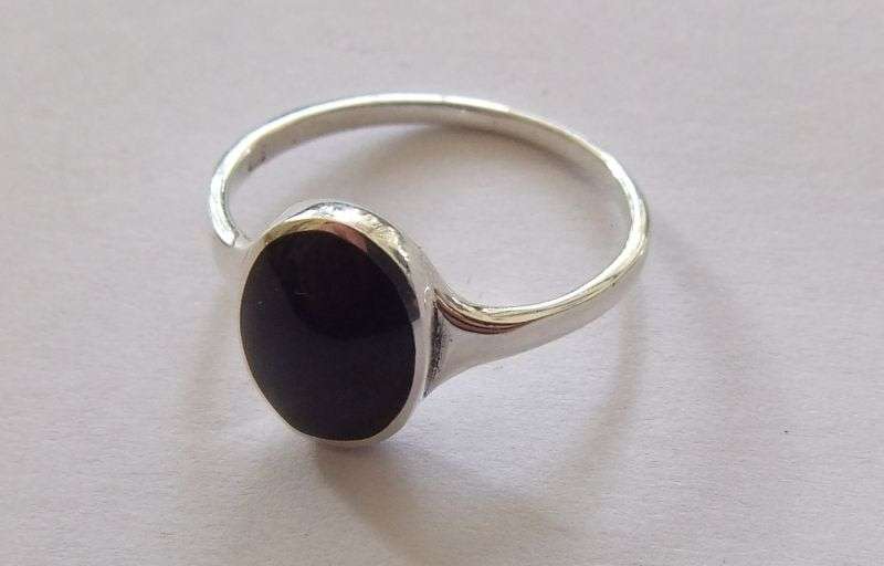 A stunning Solid Sterling Silver ring with an Eye catching Onyx look inset !! No Combining Fees !!