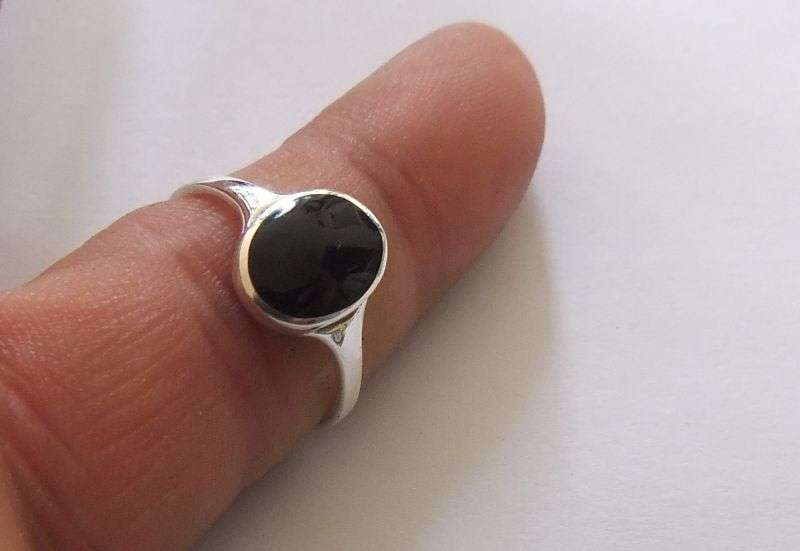 A stunning Solid Sterling Silver ring with an Eye catching Onyx look inset !! No Combining Fees !!