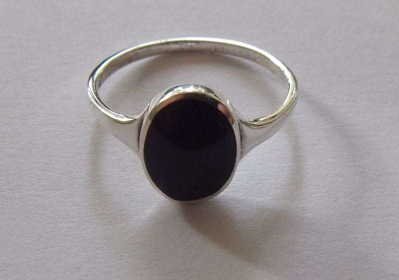 A stunning Solid Sterling Silver ring with an Eye catching Onyx look inset !! No Combining Fees !!