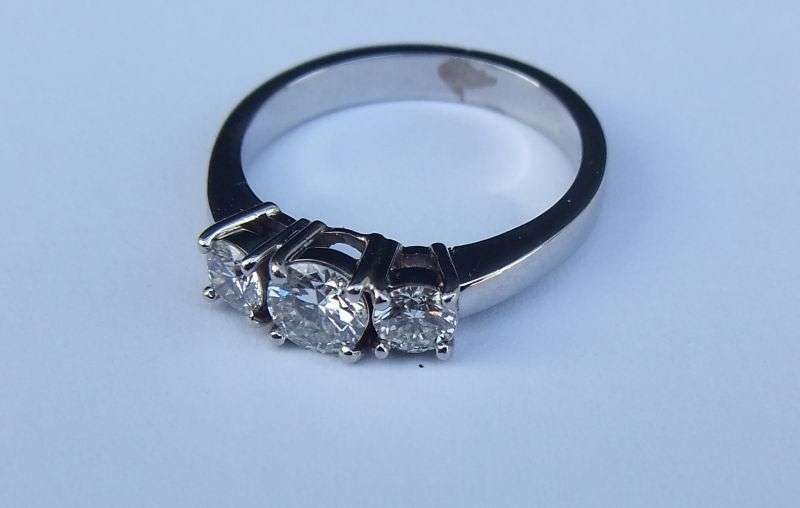 A gorgeous solid Platinum ring set with three diamonds - Evaluation certificate included !! R 35 000