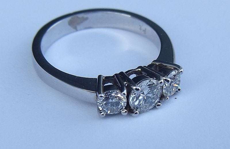 A gorgeous solid Platinum ring set with three diamonds - Evaluation certificate included !! R 35 000