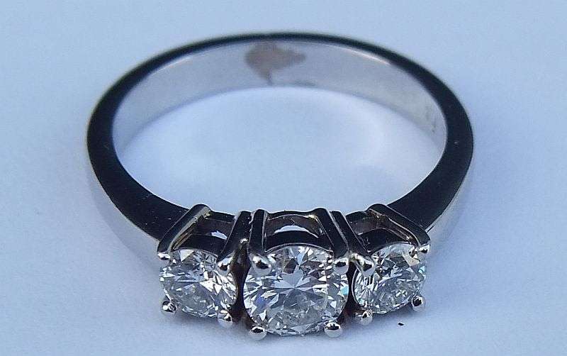 A gorgeous solid Platinum ring set with three diamonds - Evaluation certificate included !! R 35 000