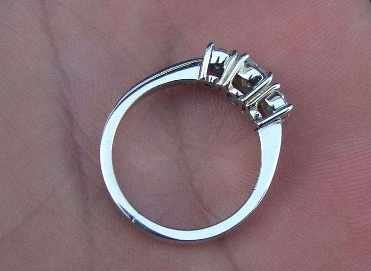 A gorgeous solid Platinum ring set with three diamonds - Evaluation certificate included !! R 35 000