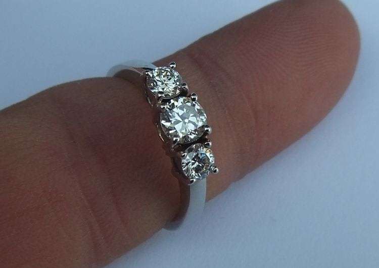 A gorgeous solid Platinum ring set with three diamonds - Evaluation certificate included !! R 35 000