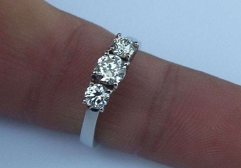 A gorgeous solid Platinum ring set with three diamonds - Evaluation certificate included !! R 35 000