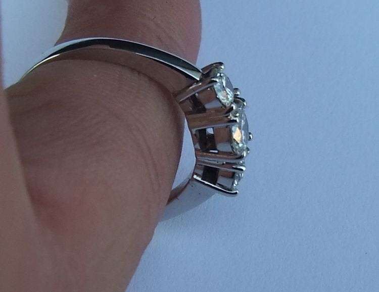 A gorgeous solid Platinum ring set with three diamonds - Evaluation certificate included !! R 35 000