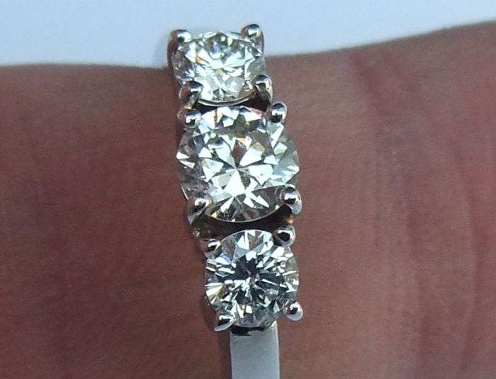 A gorgeous solid Platinum ring set with three diamonds - Evaluation certificate included !! R 35 000