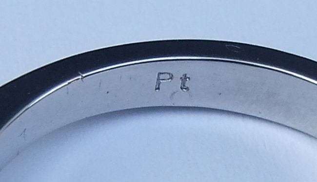 A gorgeous solid Platinum ring set with three diamonds - Evaluation certificate included !! R 35 000