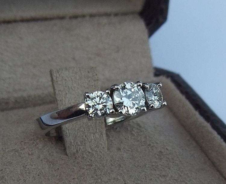 A gorgeous solid Platinum ring set with three diamonds - Evaluation certificate included !! R 35 000