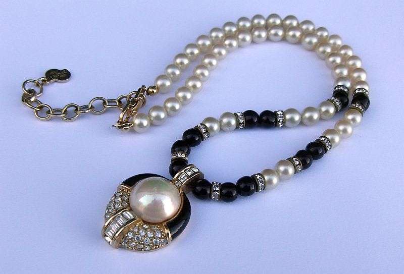 OH MY SOUL !! A GORGEOUS VINTAGE FAUX PEARL NECKLACE BY ""CHRISTIAN DIOR"" WITH EXQUISITE PENDANT