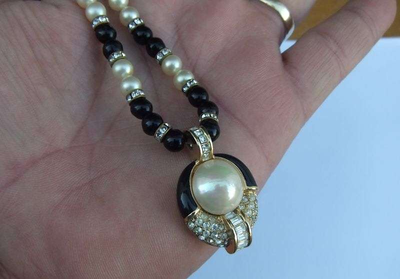 OH MY SOUL !! A GORGEOUS VINTAGE FAUX PEARL NECKLACE BY ""CHRISTIAN DIOR"" WITH EXQUISITE PENDANT