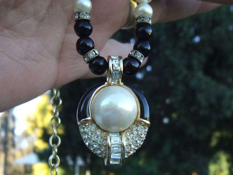 OH MY SOUL !! A GORGEOUS VINTAGE FAUX PEARL NECKLACE BY ""CHRISTIAN DIOR"" WITH EXQUISITE PENDANT