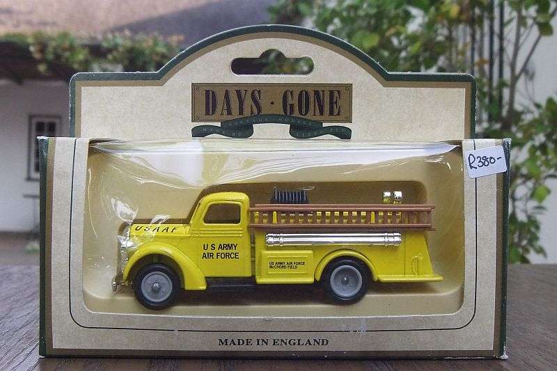 A DETAILED VINTAGE DIE CAST METAL MODEL OF THE 1939 FORD FIRE ENGINE BY LLEDO ENGLAND !! AWESOME !!