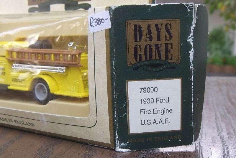 A DETAILED VINTAGE DIE CAST METAL MODEL OF THE 1939 FORD FIRE ENGINE BY LLEDO ENGLAND !! AWESOME !!