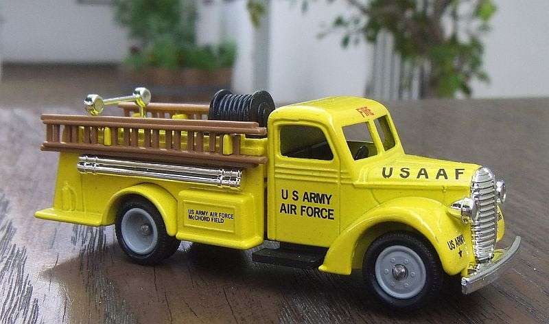 A DETAILED VINTAGE DIE CAST METAL MODEL OF THE 1939 FORD FIRE ENGINE BY LLEDO ENGLAND !! AWESOME !!