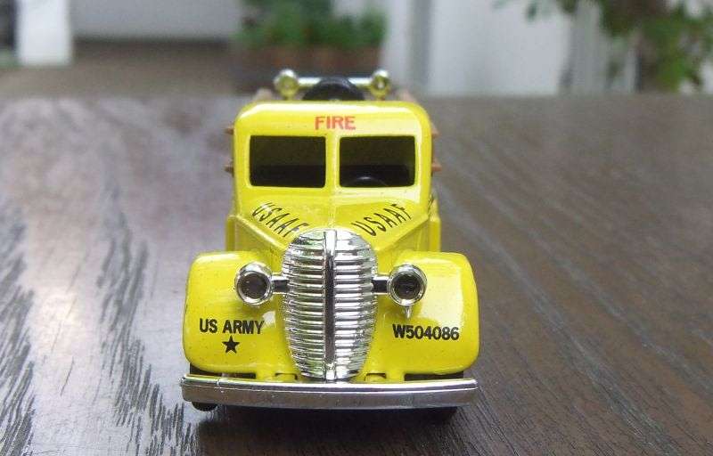 A DETAILED VINTAGE DIE CAST METAL MODEL OF THE 1939 FORD FIRE ENGINE BY LLEDO ENGLAND !! AWESOME !!