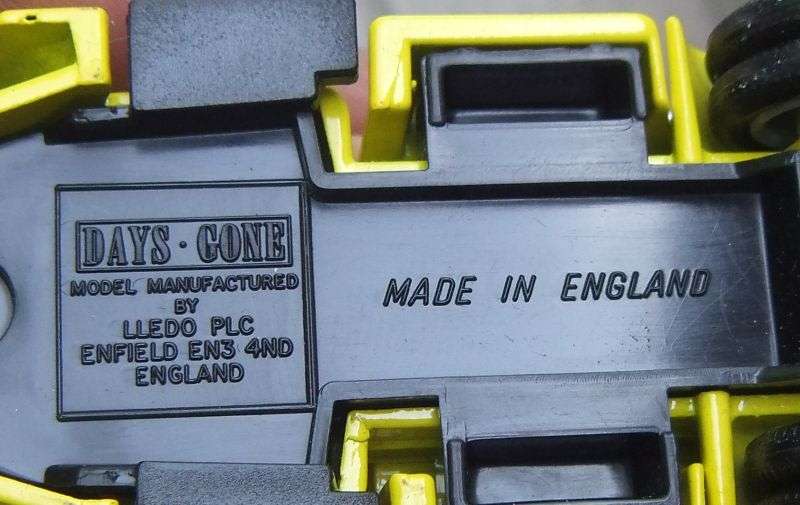 A DETAILED VINTAGE DIE CAST METAL MODEL OF THE 1939 FORD FIRE ENGINE BY LLEDO ENGLAND !! AWESOME !!