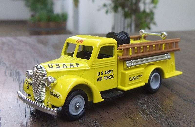 A DETAILED VINTAGE DIE CAST METAL MODEL OF THE 1939 FORD FIRE ENGINE BY LLEDO ENGLAND !! AWESOME !!