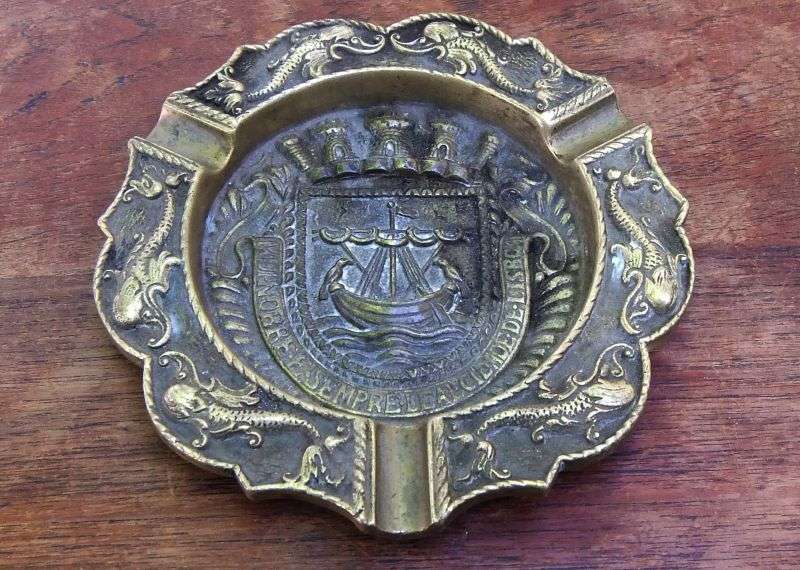 A FABULOUS HEAVY SOLID BRASS VINTAGE PIPE SMOKERS ASHTRAY WITH THE COAT OF ARMS OF LISBON !! AWESOME